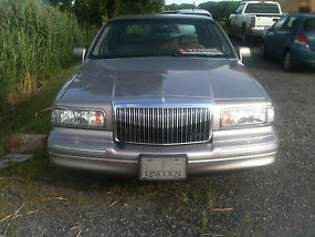 1995 Lincoln Town car. VERY CLEAN image 1