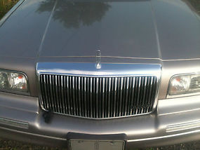 1995 Lincoln Town car. VERY CLEAN image 2