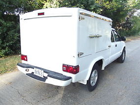 2003 Chevrolet S-10 Hot Box Food Delivery Truck 4X4 image 2