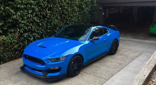 Голубой р. Grabber Blue 2017 Mustang gt. Ford Mustang 6 синий матовый. Mustang 2017 в цвете БМВ. Ford gt 2017 no Stripes.