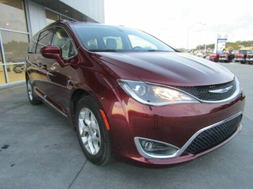 2019 Chrysler Pacifica, Velvet Red Pearlcoat with 19104 Miles available now! image 8