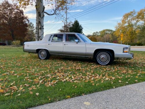 Beautiful 1991 Cadillac Brougham D Elegance 5.7L Gold Package! image 3