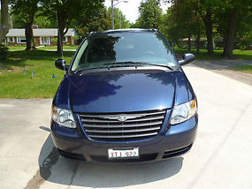 2006 Chrysler Town & Country Minivan LOW MILES - Clean Title image 1