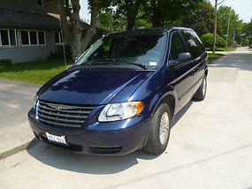 2006 Chrysler Town & Country Minivan LOW MILES - Clean Title image 2
