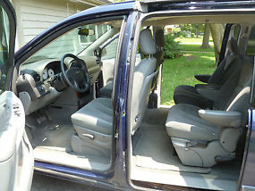 2006 Chrysler Town & Country Minivan LOW MILES - Clean Title image 5