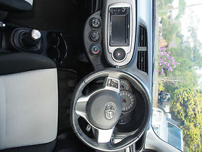 2011 Toyota Yaris YRS image 7