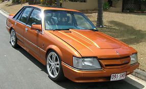 VK COMMODORE CALAIS 308 no Reserve