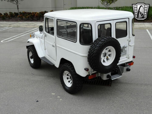 White 1978 Toyota Land Cruiser4.2 Lit 4 speed/ manual Available Now! image 5