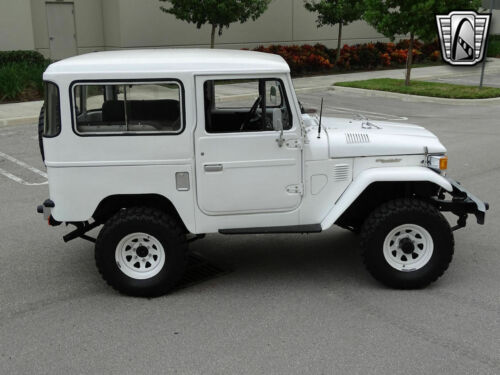 White 1978 Toyota Land Cruiser4.2 Lit 4 speed/ manual Available Now! image 7