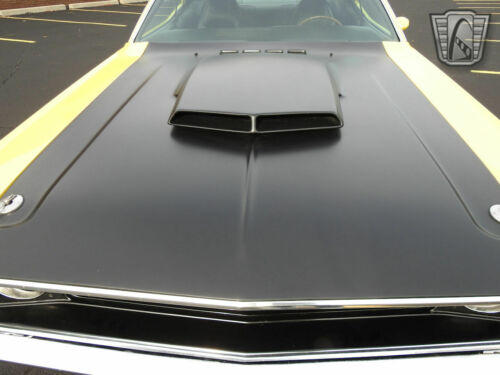 Yellow 1970 Dodge ChallengerT/A 340V8 4 Speed Manual Available Now! image 8