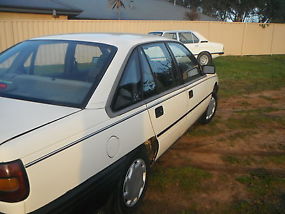 Holden Commodore Executive (1990) 4D Sedan 4 SP Automatic (3.8L - Electronic... image 2