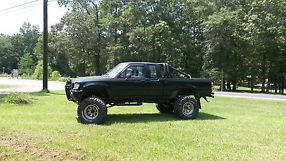 4x4 89 Toyota tacoma extended cab with 35 inch thorn birds, lifted w/ chevy 350 image 1