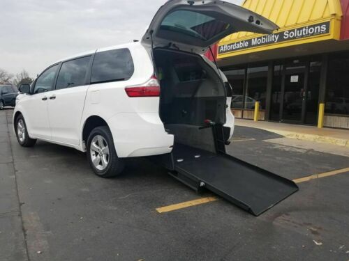 FREE Shipping & Carfax Wheelchair Mobility Handicap 2015 Toyota Sienna L image 3