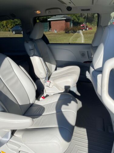 2013 Toyota Sienna Van White FWD Automatic XLE image 7