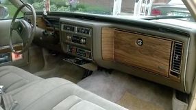 1985 Cadillac Fleetwood Brougham Coupe 2-Door image 2