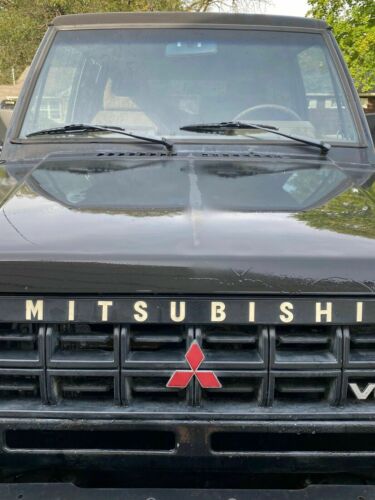 1990 Mitsubishi Montero SUV Black 4WD Manual image 4
