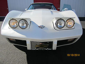 1978 Anniversary Corvette Diamond Pearl White, Light Oyster and Wood Interior. image 3