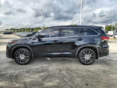 2017 Toyota Highlander, Midnight Black Metallic with 78892 Miles available now! image 5