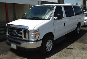 FORD E-350 XLT - 15 Pass. - Fully Serviced - Clean Carfax - Corporate Shuttle image 2