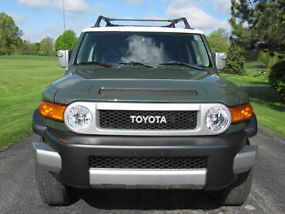 * 2010 Toyota FJ Cruiser 4x4 Automatic _Loaded * One Owner * image 1