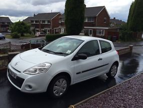 2010 Renault Clio. Only 45000 miles. Brilliant White. Excellent Condition.  image 2