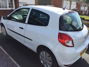 2010 Renault Clio. Only 45000 miles. Brilliant White. Excellent Condition.  image 3