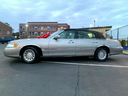 2001 LINCOLN TOWN CAR SIGNATURE SERIES MOON ROOF HEATED SEATS 45,000 MILES image 1