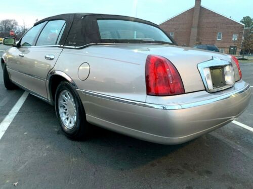 2001 LINCOLN TOWN CAR SIGNATURE SERIES MOON ROOF HEATED SEATS 45,000 MILES image 2
