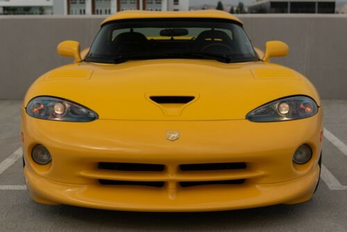 2002 Dodge Viper RT/10 - Only 2k Miles 1 Owner Clean Title & CarFax Certified image 2