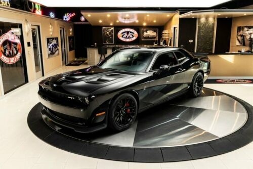 Hellcat! 4k Miles, Supercharged 6.2L (707hp) Automatic, 1 Owner, Clean History image 4